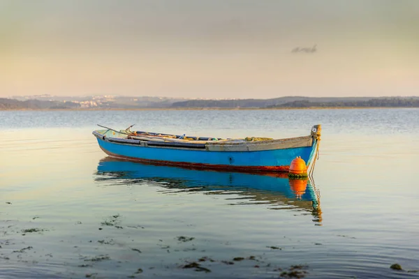 Hermosos Barcos Pesca Antiguos Descansando Lago —  Fotos de Stock