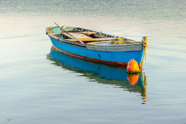 Gölde Dinlenen Eski Güzel Balıkçı Tekneleri — Stok fotoğraf