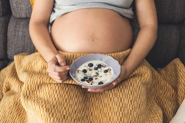 妊娠中の女性は家で健康食品を食べる — ストック写真
