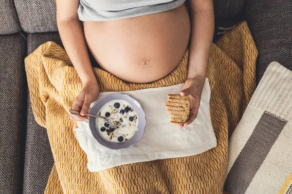 孕妇在家吃健康食品 — 图库照片