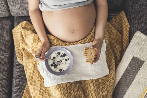 Беременная Женщина Ест Здоровую Пищу Дома — стоковое фото