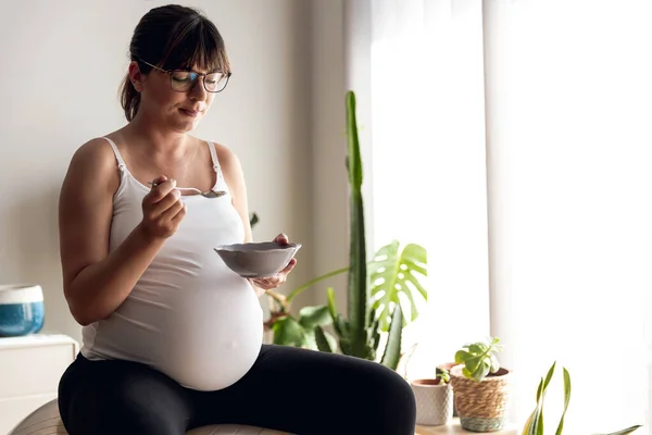 Hamile Kadın Evde Çalışıyor Sağlıklı Yiyecekler Yiyor — Stok fotoğraf