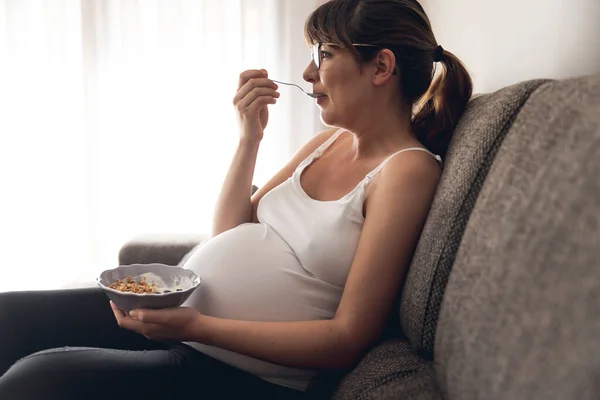 Mujer Embarazada Que Trabaja Casa Descansando Comiendo Alimentos Saludables —  Fotos de Stock