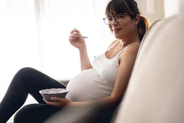 집에서 휴식을 취하고 건강에 음식을 임신부 — 스톡 사진