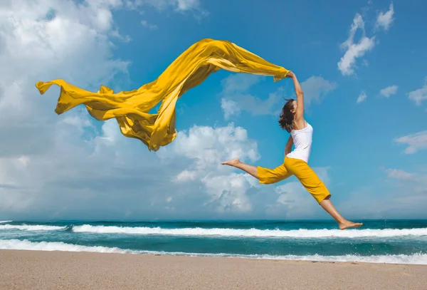 Bella Giovane Donna Che Salta Sulla Spiaggia Con Tessuto Colorato — Foto Stock