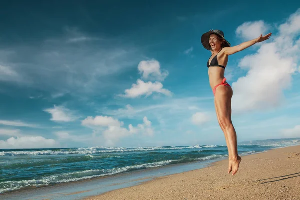 Schöne Frau Bikini Springt Strand — Stockfoto