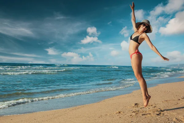 Krásná Žena Bikinách Skákání Pláži — Stock fotografie