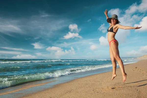 Mooie Vrouw Bikini Springend Het Strand — Stockfoto