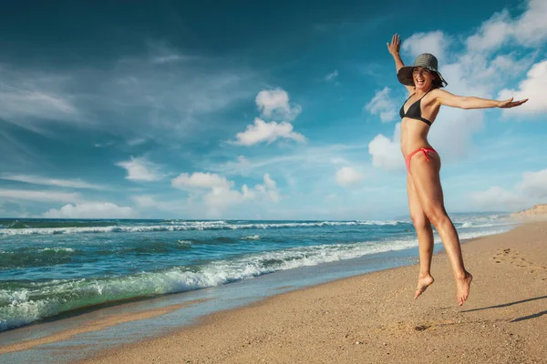 Mulher Bonita Biquíni Pulando Praia — Fotografia de Stock