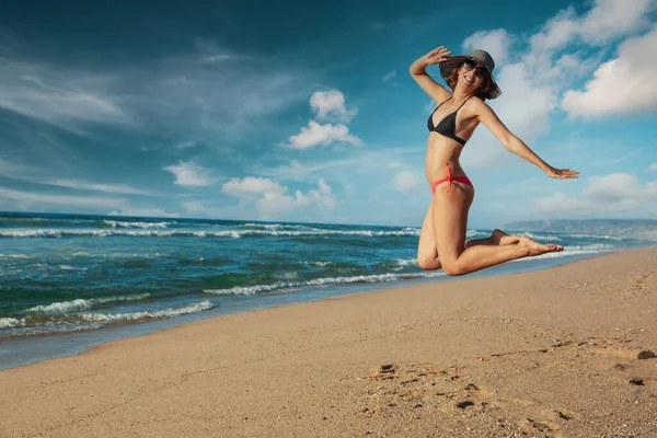 Красивая Женщина Бикини Прыгает Пляже — стоковое фото