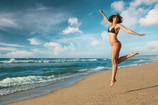Όμορφη Γυναίκα Μπικίνι Πηδάει Στην Παραλία — Φωτογραφία Αρχείου