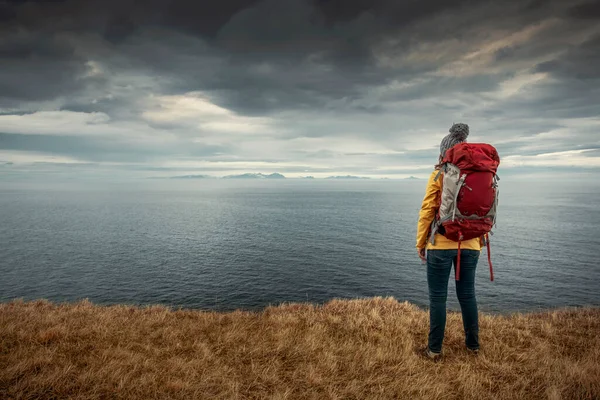 Viaggiatore Zaino Spalla Femminile Islanda Guardando Oceano — Foto Stock