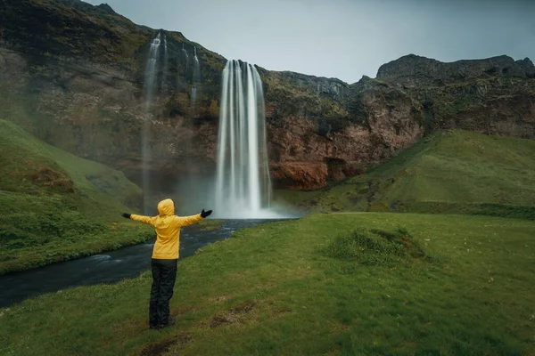 Frau Gelb Mit Erhobenen Armen Wasserfall Seljalandsfoss Island — Stockfoto