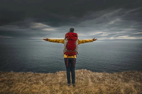 Γυναίκα Ταξιδιώτης Backpacker Στην Ισλανδία Βλέποντας Τον Ωκεανό — Φωτογραφία Αρχείου