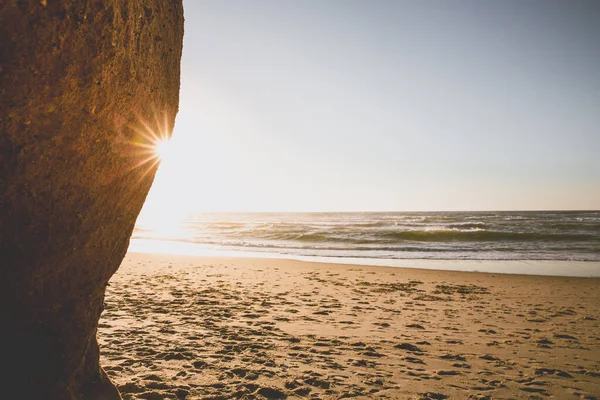 Raios Luz Sol Espreitando Atrás Rocha — Fotografia de Stock