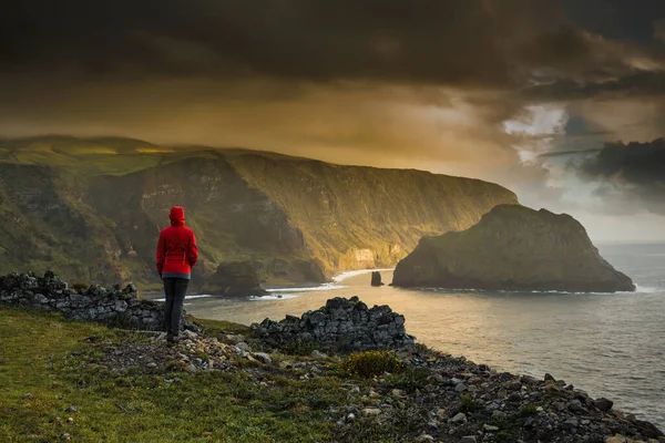 Mujer Pie Cima Acantilado Disfrutando Vista Isla Azores —  Fotos de Stock