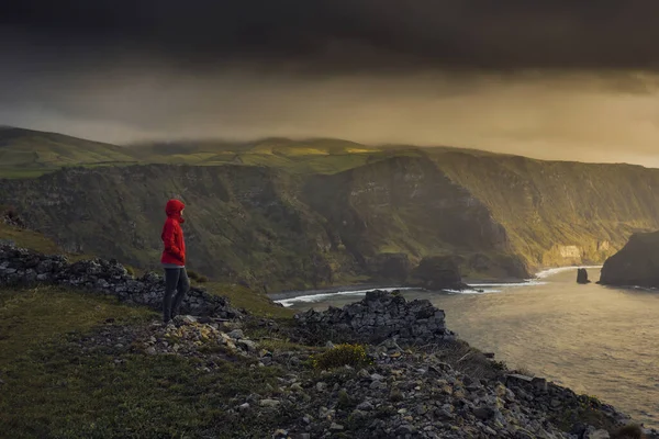 Frau Steht Auf Einer Klippe Und Genießt Die Aussicht Azoren — Stockfoto