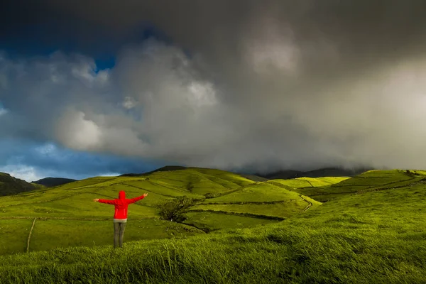 Frau Auf Einem Hügel Über Der Schönheit Der Natur Azoren — Stockfoto