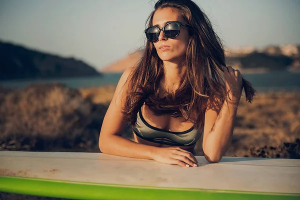 Hermosa Joven Surfista Posando Con Una Tabla Surf — Foto de Stock