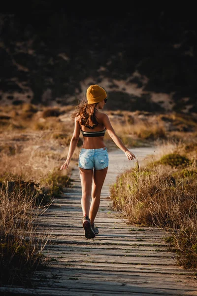 Hermosa Joven Caminando Por Sendero Madera —  Fotos de Stock