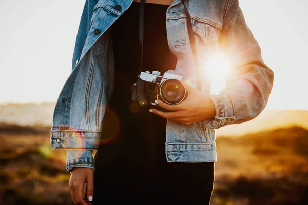 Mulher Bonita Tirando Fotos Livre Com Uma Câmera Analógica — Fotografia de Stock