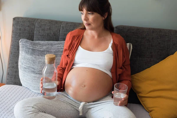 Elinde Bir Bardak Tutan Hamile Bir Kadın Evde Yatağında Dinleniyor — Stok fotoğraf
