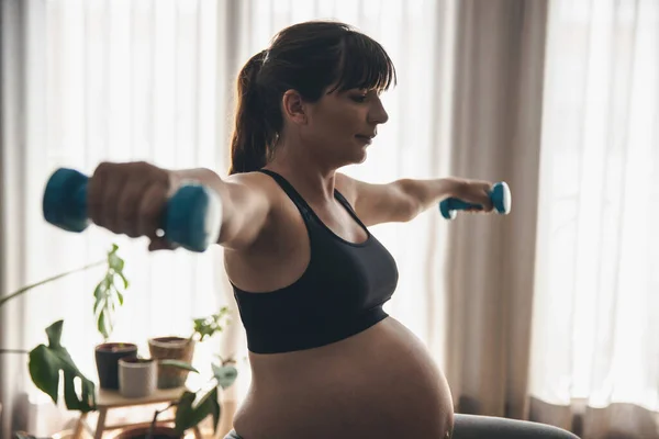 Mujer Embarazada Haciendo Ejercicio Con Pesas Haciendo Ejercicios Fuerza Una —  Fotos de Stock