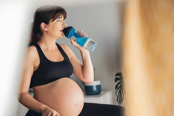 Hamile Bir Kadın Evde Antrenman Yaptıktan Sonra Içiyor Bebeği Beklerken — Stok fotoğraf