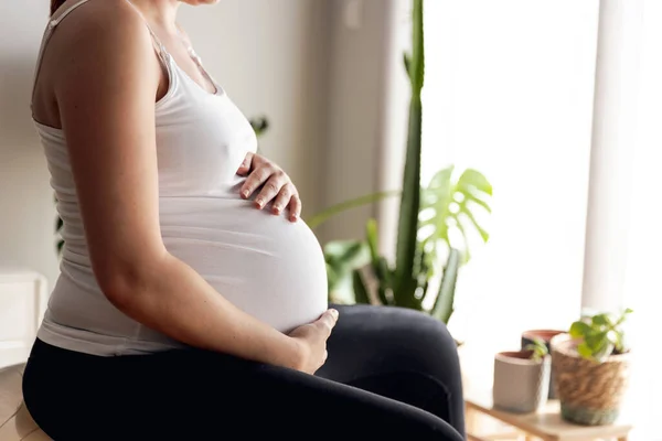 妊娠中の女性は自宅で繁殖運動をしています 赤ちゃんを待っている間 良い形を保ちます — ストック写真