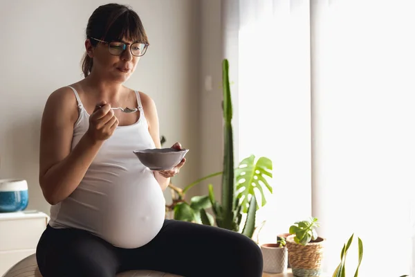 Hamile Kadın Evde Çalışıyor Sağlıklı Yiyecekler Yiyor — Stok fotoğraf
