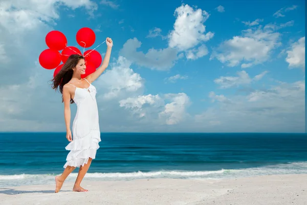 在海滩的红色气球的漂亮女孩 — 图库照片