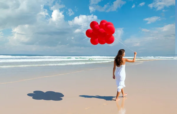 Bella Ragazza Piedi Spiaggia Tenendo Palloncini Rossi — Foto Stock