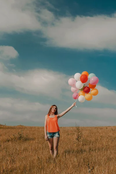 Gyönyörű Fiatal Sétál Réten Kezében Ballonok — Stock Fotó