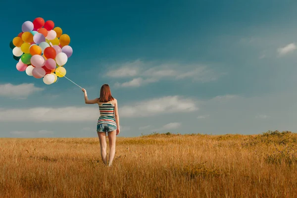 Gyönyörű Fiatal Sétál Réten Kezében Ballonok — Stock Fotó
