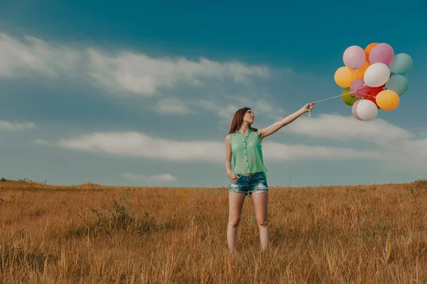 Mooie Jonge Vrouw Lopen Weide Houden Ballonnen — Stockfoto