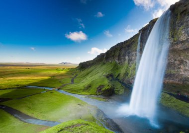 İzlanda 'daki inanılmaz Seljalandsfoss şelalesi