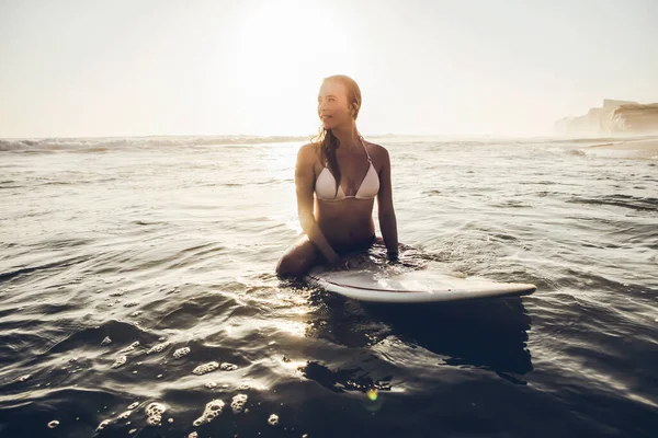 Beautiful Young Woman Sitting Surfboard Waiting Set Wave — Stock fotografie