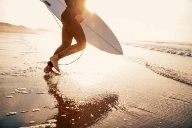 Bir sörfçü dalgaları çalışan onun surfboard ile