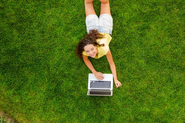 Mooie Jonge Vrouw Liggen Het Gras Werken Met Een Laptop — Stockfoto