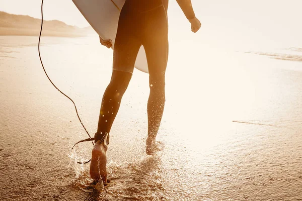 Сёрфер Своей Доской Серфинга Бегущей Волнам — стоковое фото
