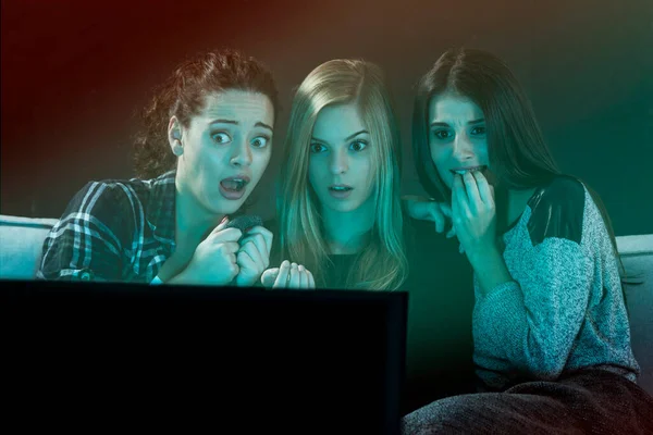 Nastoletnich Dziewcząt Oglądania Filmu Grozy Popcornu — Zdjęcie stockowe