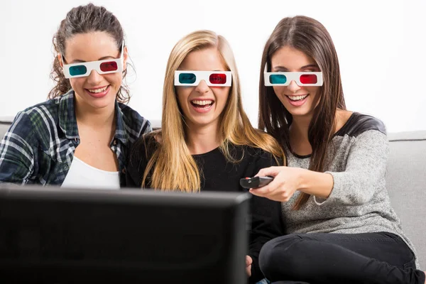 Chicas Viendo Películas Con Palomitas Maíz — Foto de Stock