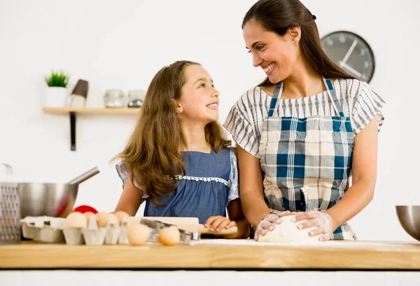 Bir Anne Kızı Mutfakta Eğleniyor Bir Pasta Yapmak Için Öğrenme — Stok fotoğraf