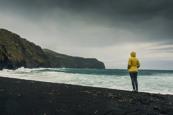 Woman Walking Alone Wild Beach — Stockfoto