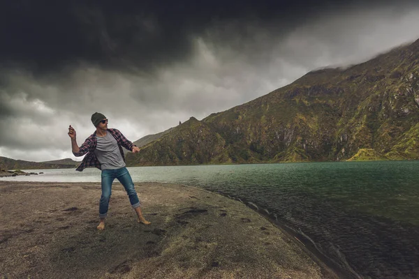 Man Throwing Stone Lake — Stok fotoğraf