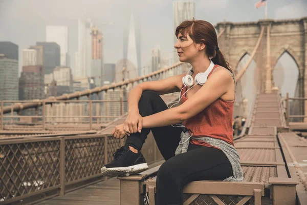 Brooklyn Köprüsündeki Kadın Egzersizden Sonra Duraksıyor — Stok fotoğraf