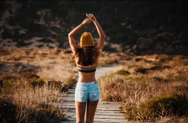 Hermosa Joven Caminando Por Sendero Madera —  Fotos de Stock