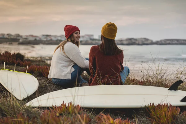 Dois Melhores Amigos Sentados Perto Costa Com Suas Pranchas Surf — Fotografia de Stock