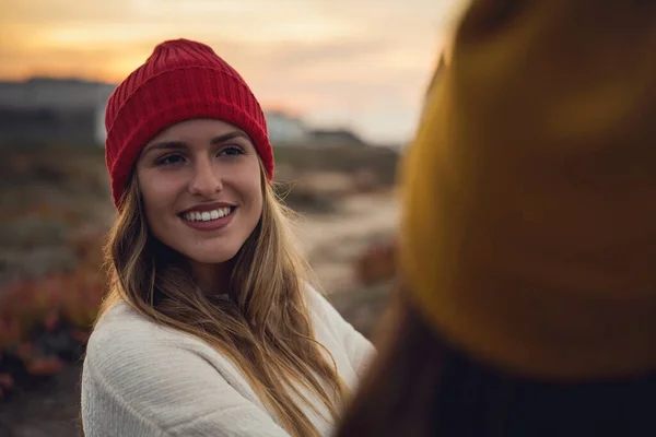 Female Friends Sitting Having Chat — Stock Photo, Image