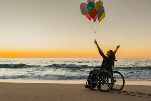 Femme Handicapée Sur Fauteuil Roulant Avec Des Ballons Colorés Plage — Photo
